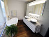 Kleines Badezimmer mit der freistehenden Badewanne Luino