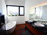 Kleines Badezimmer mit der freistehenden Badewanne Piemont