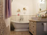 Kleines Badezimmer mit der freistehenden Badewanne Worcester
