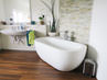 Badezimmer-Idee mit der freistehenden Badewanne Gandia Medio