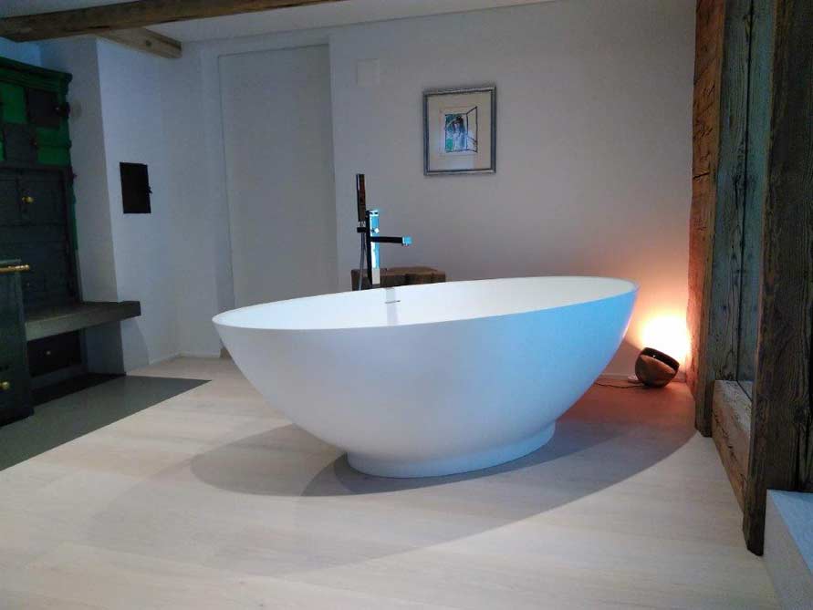 Badezimmer-Idee mit der freistehenden Badewanne Barletta