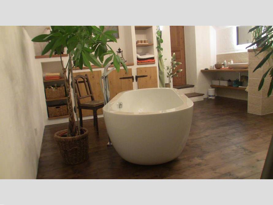 Badezimmer-Idee mit der freistehenden Badewanne Gandia Grande