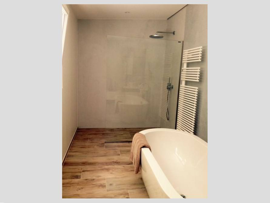 Badezimmer-Idee mit der freistehenden Badewanne Gandia Grande