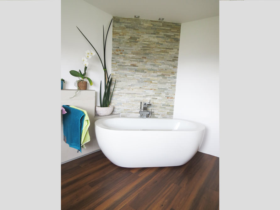 Badezimmer-Idee mit der freistehenden Badewanne Gandia Medio